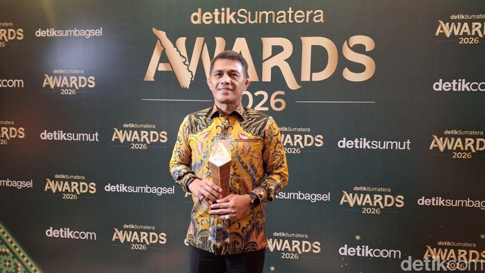 Kapolda Bengkulu Irjen Yudhi Sulistianto Wahid saat menerima penghargaan di acara detikSumatera Awards di Jakarta
