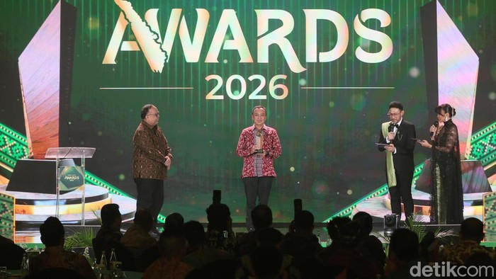 Kapolda Sumsel Irjen Sandi Nugroho saat menerima detikSumateraawards