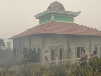 Karhutla Hanya Sejengkal, Masjid Baiturrahman Kubu Raya Nyaris Terbakar