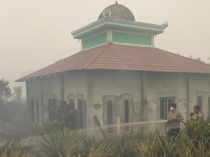Karhutla di Kubu Raya nyaris membakar masjid