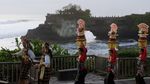 Kearifan Lokal Bali Tampil dalam Parade Mapeed di Tanah Lot