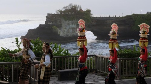 Sejumlah perempuan Bali menjunjung gebogan atau sesajen berisi buah, kue, bunga dan hiasan janur saat parade mapeed pada pembukaan Tanah Lot Art & Festival 2026 di Daya Tarik Wisata (DTW) Tanah Lot, Tabanan, Bali, Jumat (28/8/2026). Festival budaya yang digelar pada 28-30 Agustus 2026 tersebut mengusung tema Samudra Sakti Raksanam Jagat Samyaya yang bermakna menjaga kekuatan samudra menuju keharmonisan dan keseimbangan alam semesta itu melibatkan 23 desa adat dalam bentuk parade dan pertunjukan seni kearifan lokal untuk meningkatkan jumlah kunjungan wisatawan dengan target 10 ribu orang per hari. ANTARA FOTO/Nyoman Hendra Wibowo/wsj.