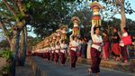 Kearifan Lokal Bali Tampil dalam Parade Mapeed di Tanah Lot