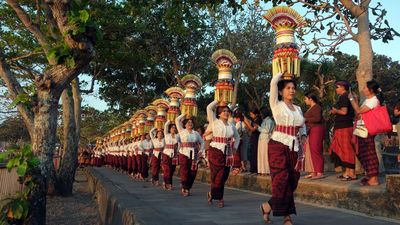 Kearifan Lokal Bali Tampil dalam Parade Mapeed di Tanah Lot