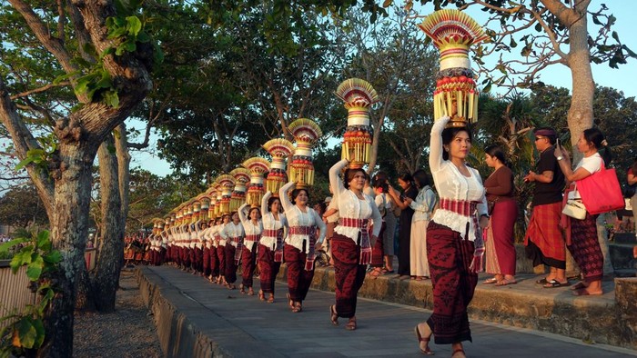 Sejumlah perempuan Bali menjunjung gebogan atau sesajen berisi buah, kue, bunga dan hiasan janur saat parade mapeed pada pembukaan Tanah Lot Art & Festival 2026 di Daya Tarik Wisata (DTW) Tanah Lot, Tabanan, Bali, Jumat (28/8/2026). Festival budaya yang digelar pada 28-30 Agustus 2026 tersebut mengusung tema Samudra Sakti Raksanam Jagat Samyaya yang bermakna menjaga kekuatan samudra menuju keharmonisan dan keseimbangan alam semesta itu melibatkan 23 desa adat dalam bentuk parade dan pertunjukan seni kearifan lokal untuk meningkatkan jumlah kunjungan wisatawan dengan target 10 ribu orang per hari. ANTARA FOTO/Nyoman Hendra Wibowo/wsj.