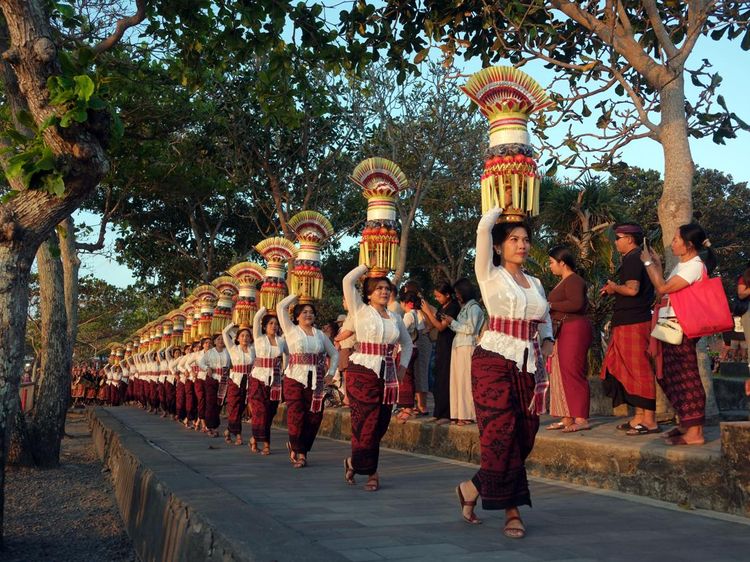 Kearifan Lokal Bali Tampil dalam Parade Mapeed di Tanah Lot