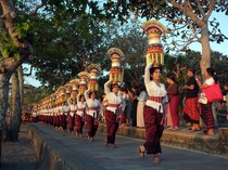 Kearifan Lokal Bali Tampil dalam Parade Mapeed di Tanah Lot
