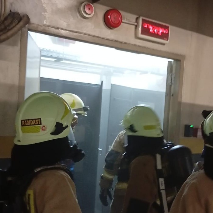 Kebakaran terjadi di gedung Merah Putih KPK. Petugas pemadam kebakaran (damkar) dikerahkan ke lokasi. (dok Istimewa)