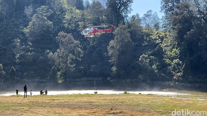 Kebakaran Gunung Semeru, 2 Helikopter Water Bombing Diterjunkan