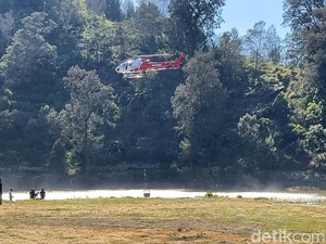 2 Helikopter Dikerahkan Padamkan Kebakaran di Kawasan TNBTS