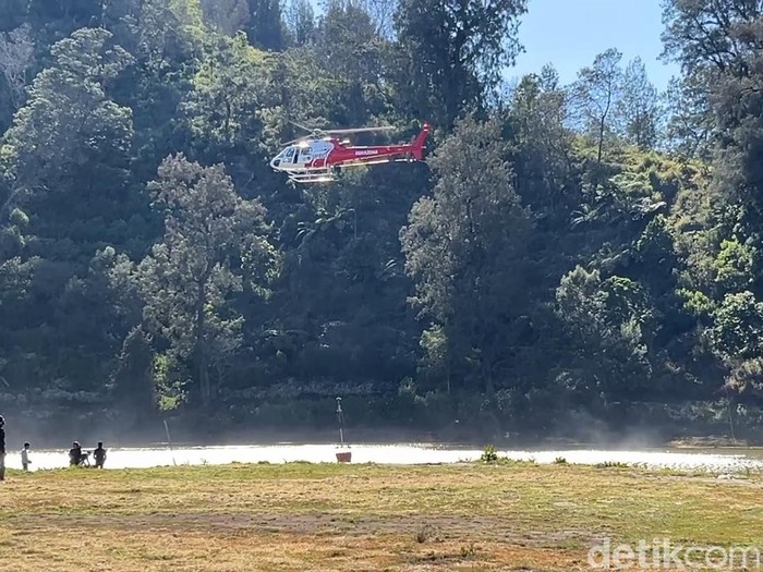 Kebakaran Gunung Semeru, 2 Helikopter Water Bombing Diterjunkan