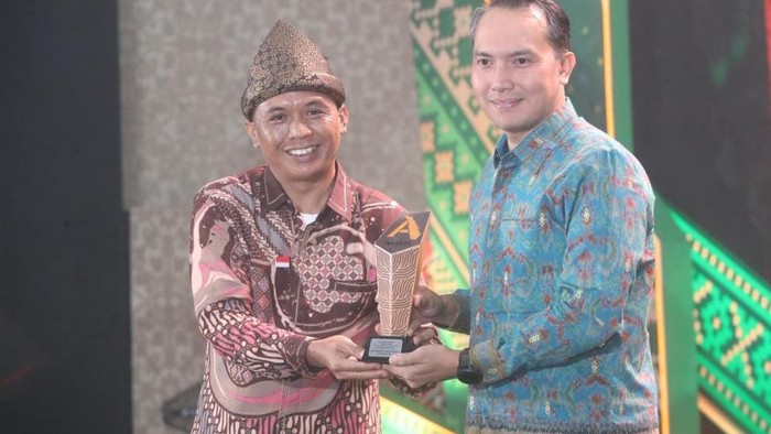 Kepala Biro (Kabiro) Regional Sumatera detikcom, Baringin Parlindungan Lumban Gaol, tampil dengan mengenakan tanjak khas Palembang dalam malam puncak detikSumatera Awards 2026