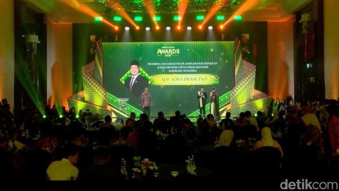 Ketua Umum BPP HIPMI Ade Jona Prasetyo menerima detikSumatera Awards 2026. (Foto: Tim detikcom).