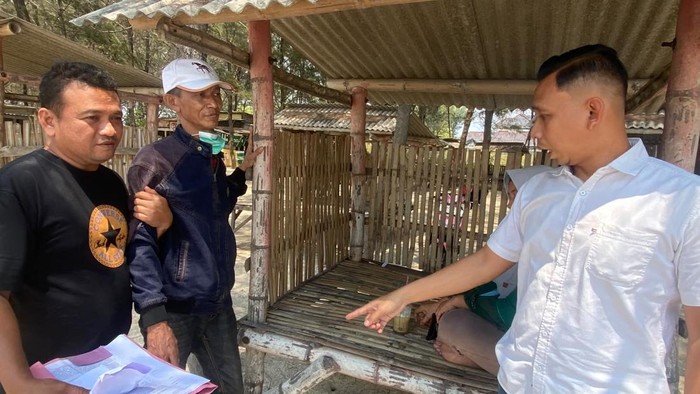 Albert Yongky Lomboan (topi putih), koki makan bergizi gratis (MBG) di SPPG Jenu, Tuban yang setubuhi-rekam dan peras selingkuhannya saat ditangkap di kawasan Pantai Cemara