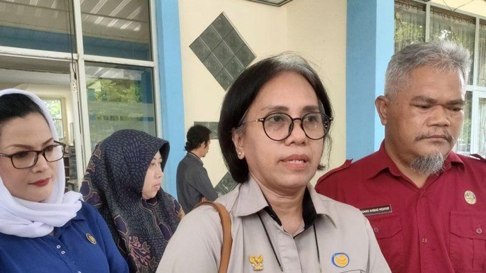 Komisioner KPAI Sylvana Maria Apituley (tengah).