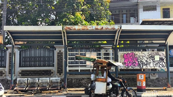 Kondisi Halte di Kuningan yang rusak dan penuh coretan vandalisme