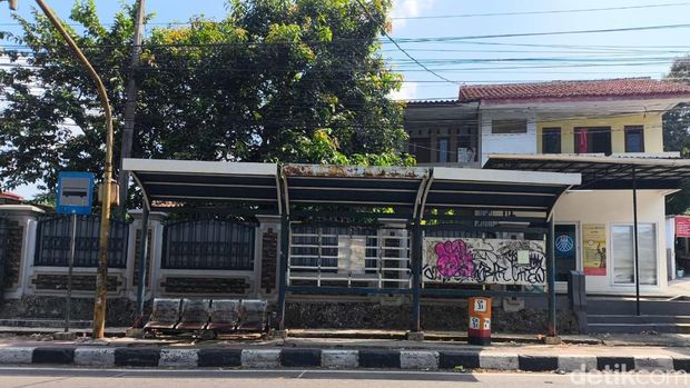 Kondisi Halte di Kuningan yang rusak dan penuh coretan vandalisme Kondisi Halte di Kuningan yang rusak dan penuh coretan vandalisme
