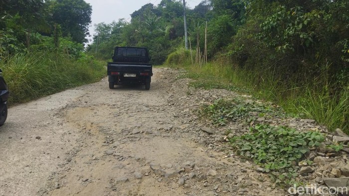 Kondisi jalan rusak menuju kawasan Adat Baduy, Banten, Sabtu (29/8).