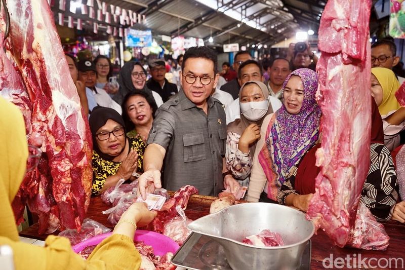 Kunjungan Mendag di Banyuwangi Mendag Budi Santoso membagikan beras SPHP kepada pedagang dan pengunjung lanjut usia di Pasar Rogojampi, Banyuwangi, Sabtu (29/8/2026).