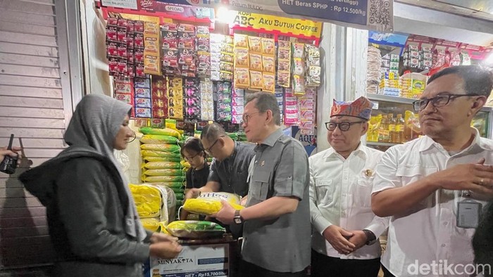 Mendag Budi Santoso membagikan beras SPHP kepada pedagang dan pengunjung lanjut usia di Pasar Rogojampi, Banyuwangi, Sabtu (29/8/2026).