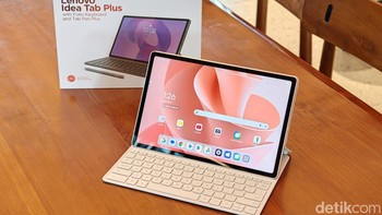 Begini tampilan Lenovo Idea Tab Plus saat dikeluarkan dari kotaknya. Tablet ini dibanderol mulai Rp6,199 juta. Foto: Adi FR/detikINET