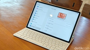 Di balik bodinya, Lenovo Idea Tab Plus ditenagai MediaTek Dimensity 6400 yang dipadukan RAM hingga 8 GB dan penyimpanan hingga 256 GB. Kapasitas penyimpanan Lenovo Idea Tab Plus masih dapat diperluas menggunakan microSD hingga 2 TB. Foto: Adi FR/detikINET