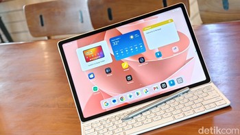 Tablet ini dibekali baterai berkapasitas 10.200 mAh dengan dukungan pengisian daya 45W untuk menunjang aktivitas sepanjang hari. Foto: Adi FR/detikINET