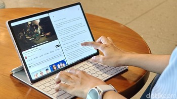 Lenovo Folio Keyboard memberikan pengalaman mengetik lebih nyaman saat membuat dokumen, membalas email, maupun melakukan multitasking di Android. Foto: Adi FR/detikINET