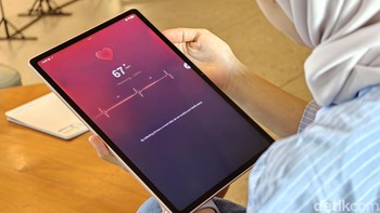 Lenovo Idea Tab Plus tidak memiliki fitur atau sensor bawaan untuk mendeteksi atau mengukur detak jantung melalui kameranya. Foto: Adi FR/detikINET