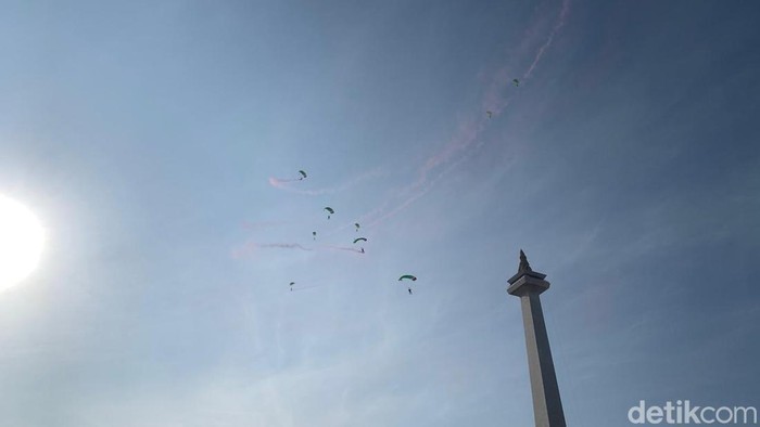 Manuver penerjun payung di langit Monas meriahkan Merdeka Run 2026
