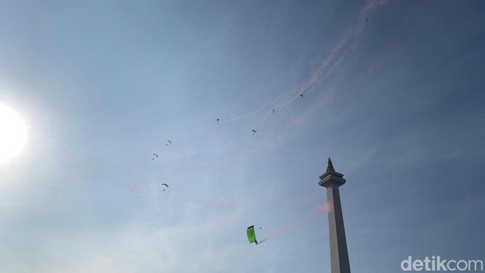 Manuver penerjun payung di langit Monas meriahkan Merdeka Run 2026