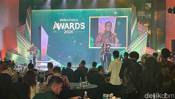 Menteri Lingkungan Hidup (LH), Mohammad Jumhur Hidayat, meraih penghargaan detikSumatera Awards 2026