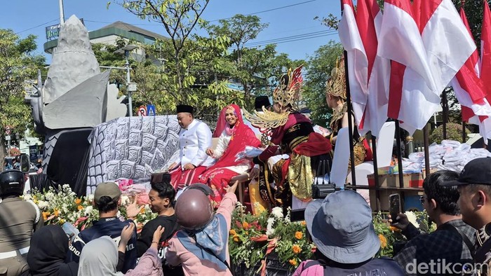 Ribuan Warga Serbu Gresik Merdeka Karnival, Bupati Yani Naik Naga Giri