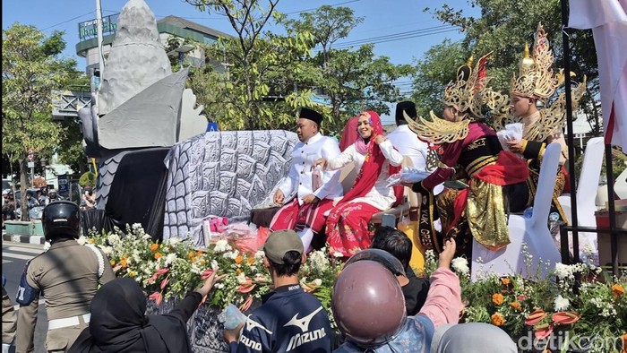 Ribuan Warga Serbu Gresik Merdeka Karnival, Bupati Yani Naik Naga Giri