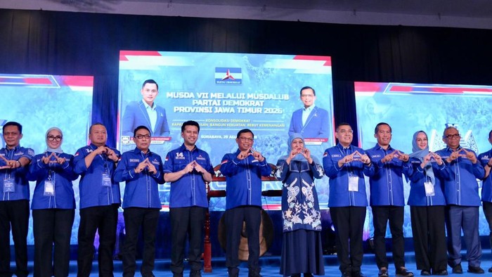 Gubernur Jawa Timur Khofifah Indar Parawansa saat menghadiri pembukaan Musda VII DPD Demokrat Jawa Timur di Surabaya.