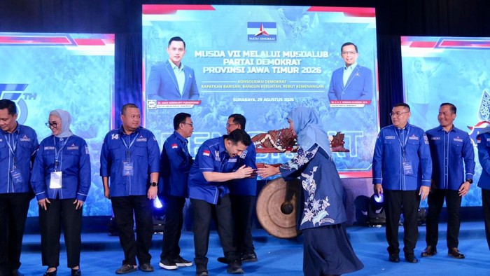 Gubernur Jawa Timur Khofifah Indar Parawansa saat menghadiri pembukaan Musda VII DPD Demokrat Jawa Timur di Surabaya.