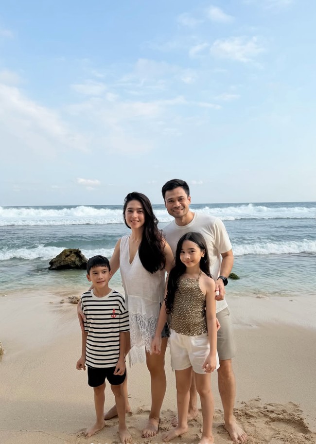 Nabila Syakieb membagikan momen kebersamaan keluarganya saat liburan ke pantai. Short getaway, forever memories, tulis Nabila dalam unggahannya. Foto: Instagram/@nsyakieb85
