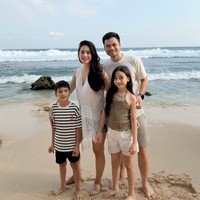 7 Foto Nabila Syakieb Liburan ke Pantai Bareng Keluarga, Cantik Tanpa Makeup