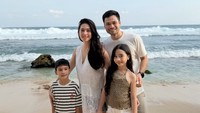 7 Foto Nabila Syakieb Liburan ke Pantai Bareng Keluarga, Cantik Tanpa Makeup