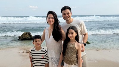 7 Foto Nabila Syakieb Liburan ke Pantai Bareng Keluarga, Cantik Tanpa Makeup
