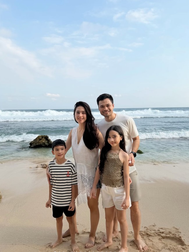 7 Foto Nabila Syakieb Liburan ke Pantai Bareng Keluarga, Cantik Tanpa Makeup