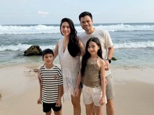 7 Foto Nabila Syakieb Liburan ke Pantai Bareng Keluarga, Cantik Tanpa Makeup