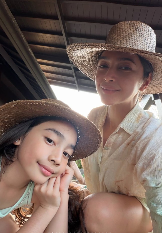 Tampil cantik, Nabila terlihat santai memamerkan pesona naturalnya tanpa pulasan makeup. Ia berpose bersama putri pertamanya, Raqeema. Foto: Instagram/@nsyakieb85