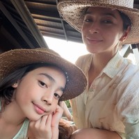 Tampil cantik, Nabila terlihat santai memamerkan pesona naturalnya tanpa pulasan makeup. Ia berpose bersama putri pertamanya, Raqeema. Foto: Instagram/@nsyakieb85