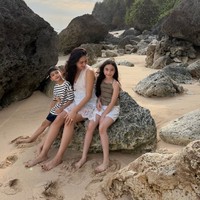 Bermain di pantai, Nabila tampak mengenakan busana berwarna putih tipis tanpa lengan dengan detail lace pada bagian bawahnya. Rambut panjangnya tampak dibiarkan terurai natural. Foto: Instagram/@nsyakieb85