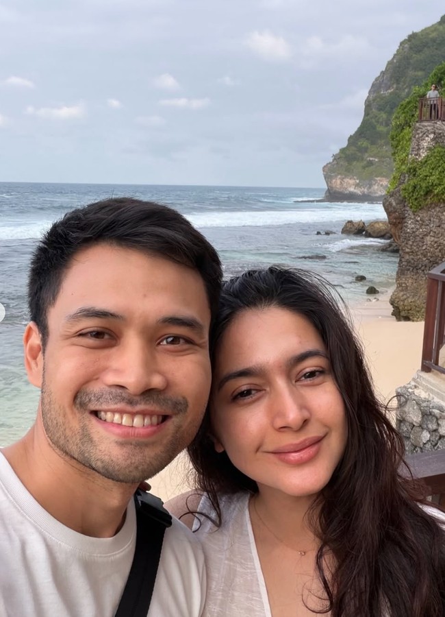 Nabila juga memamerkan posenya berdua dengan sang suami. Keduanya terlihat kompak dan serasi. Foto: Instagram/@nsyakieb85
