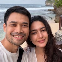 Nabila juga memamerkan posenya berdua dengan sang suami. Keduanya terlihat kompak dan serasi. Foto: Instagram/@nsyakieb85