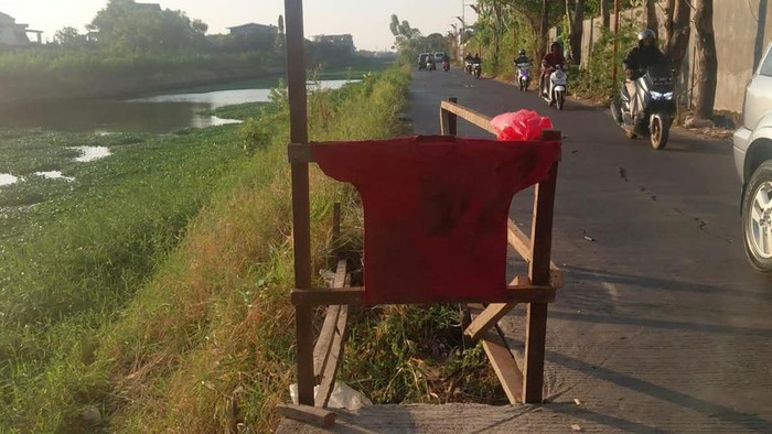 Patahan di Jalan Inspeksi Kanal Tamangapa Utara dipagari lantaran membahayakan pengendara.