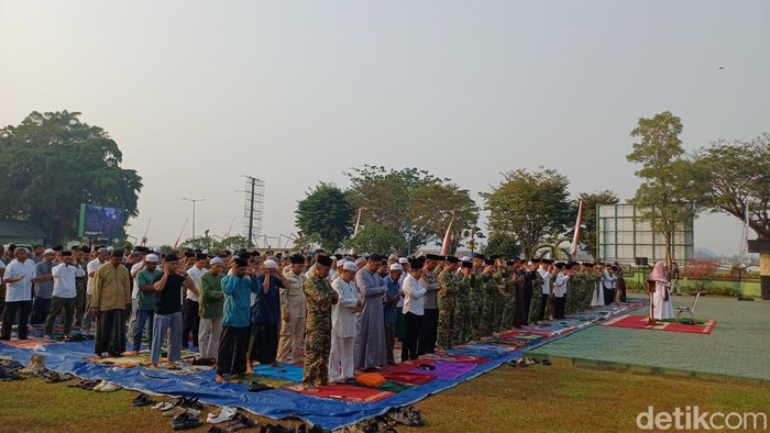 Pelaksanaan Salat Istisqa di Lapangan Makorem 091/ASN.