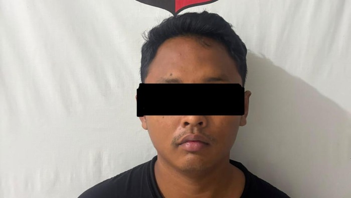 Polisi mengamankan tersangka R dalam kasus penipuan, penggelapan, dan pencurian dengan modus love scam.
